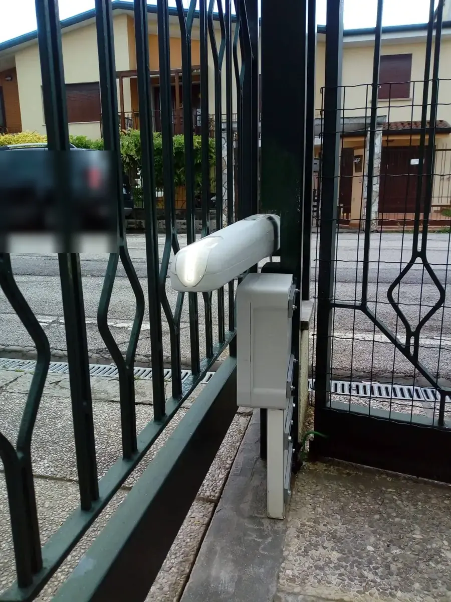 Motore lineare per cancello battente - riparazione cancelli automatici Agna Motore lineare per cancello battente - riparazione cancelli automatici Agna